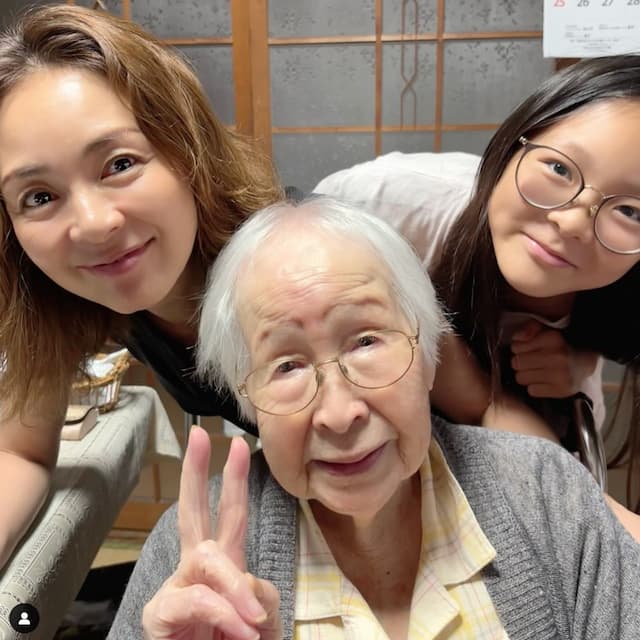SHIHO 美人すぎる祖母と娘との３ショット公開！