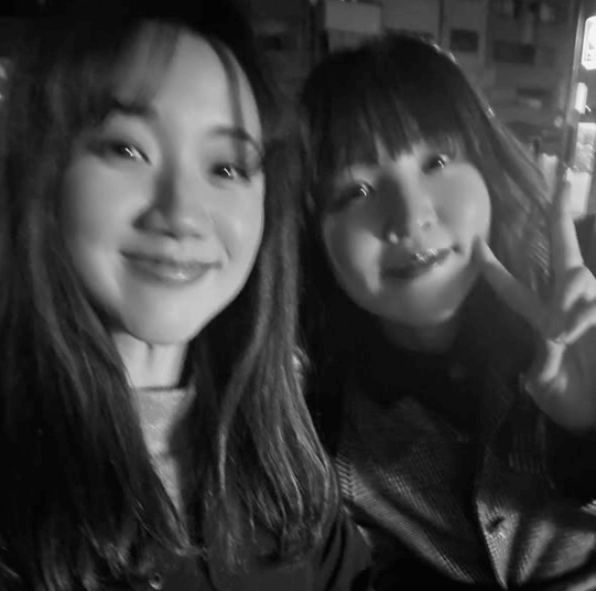 元バレーボール選手の美女、末っ子モードで仲間とワインを満喫！”仲良し・2ショット”も披露