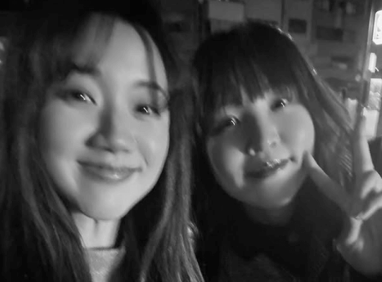 元バレーボール選手の美女、末っ子モードで仲間とワインを満喫！”仲良し・2ショット”も披露