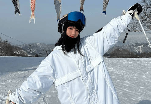 「スキー場に鯉のぼりあるんだ」元スキー選手の美女、”ゲレンデ・鯉のぼりショット”を披露！ファンハートも上昇中「ウエア姿似合ってる」