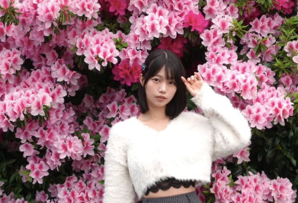 グラビアアイドル・夏目綾が綺麗な花々に囲まれた黒髪ショートの姿を投稿！