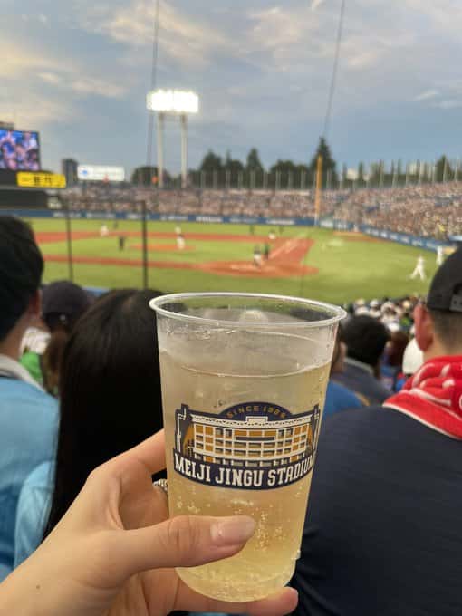 人気アナウンサーがビール片手に野球観戦