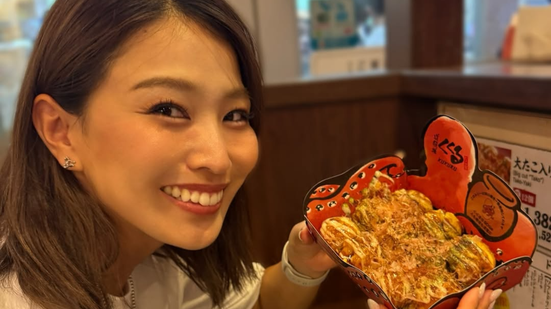 大阪遠征を終えて――元プロテニス・宇野真彩、満面の笑みでたこ焼きショットを公開