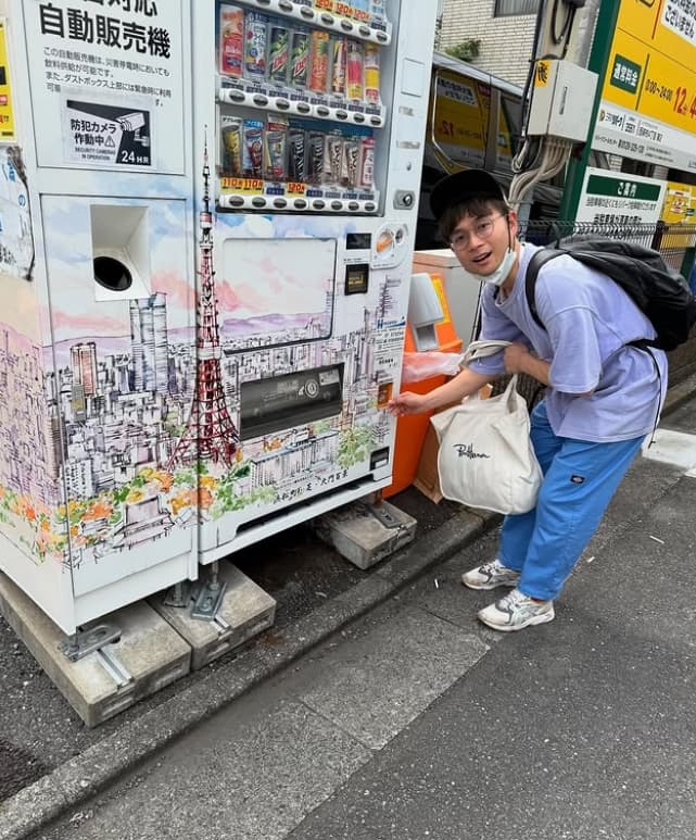 「リッチだらか傘ささないでタクシーに乗る！？」人気芸人〇〇の私生活にファン大興奮！！