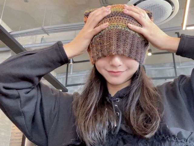 山之内すす「手編みニット」でお茶目なショットに「ばりカワ」の声！