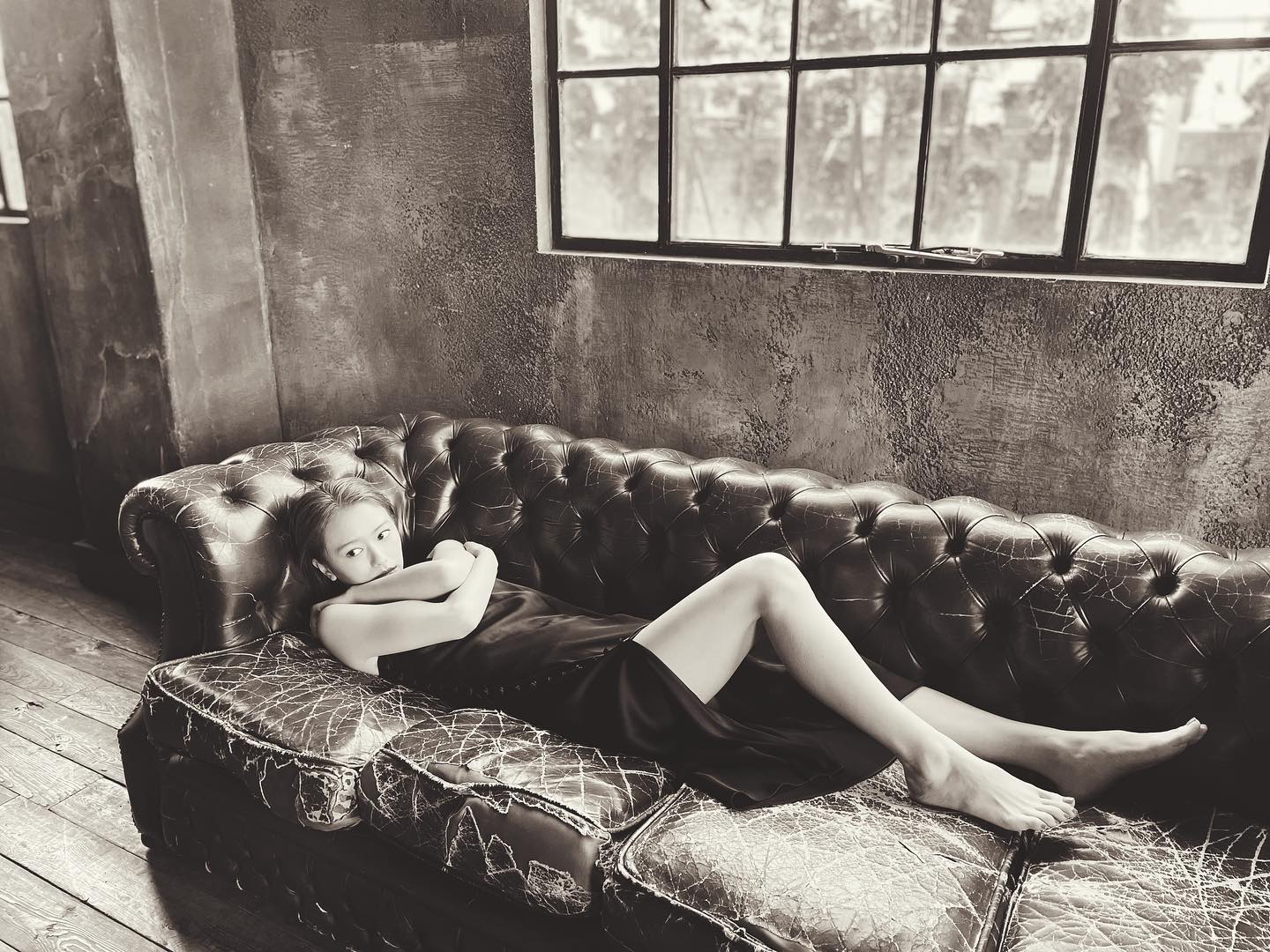 まるで絵画❤️山本舞香のモノクロ美脚ショットに「家に飾りたい」の声✨