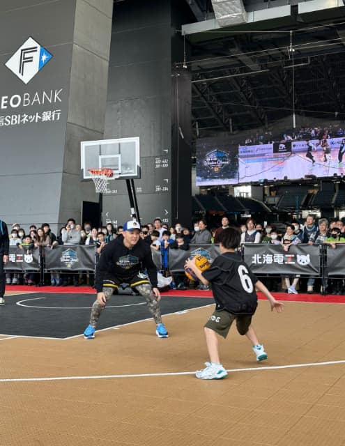 「やる時はやるのよ」元プロ野球選手がバスケで少年と真剣勝負！