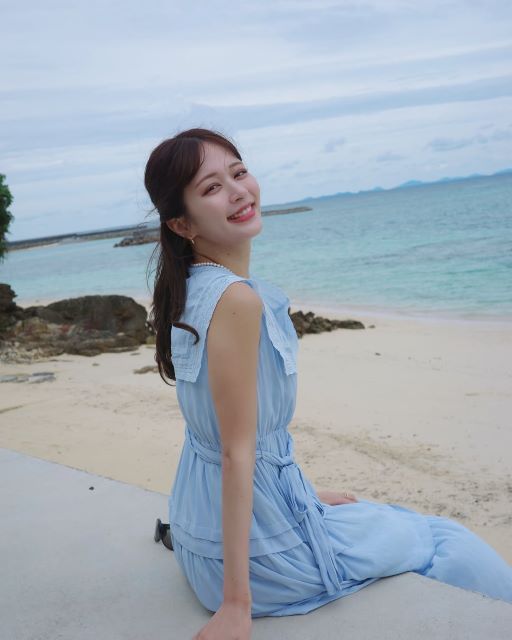 沖田愛加、雨上がりの沖縄で輝く笑顔。空と海に包まれた特別な1日を満喫！