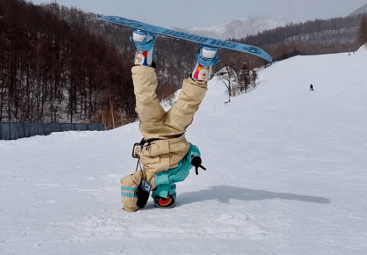 ”ゲレンデで”片手逆立ち”美女トレーナー、凄まじきポージング＆快走スノボライディングを見せファン拍手喝采！「先生、凄すぎる」