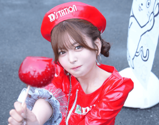 「りんご飴たべたのー」人気レースクイーン、横丁で魅せた”スウィーティー・ショット”にファンときめき状態！「天使かょ」「可愛い過ぎるよぉ〜」