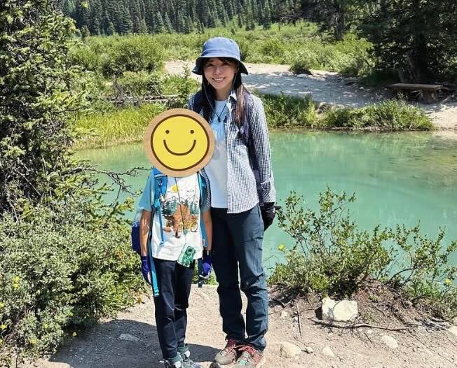 あの美人女優の息子が1人でサマーキャンプに参加