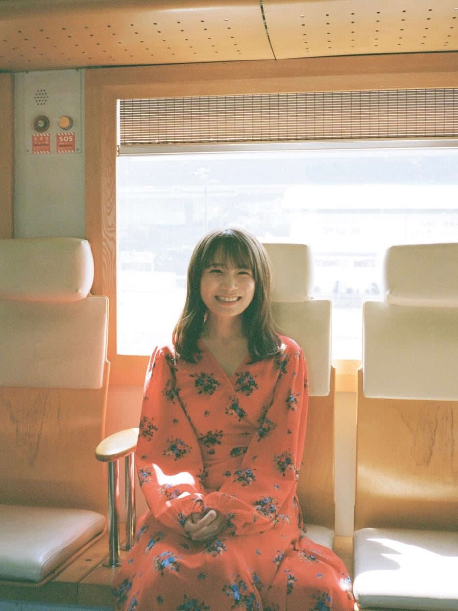 秋元真夏、”淡淡”裏表紙で見せたニコニコショットに「こんな彼女いたら最高」