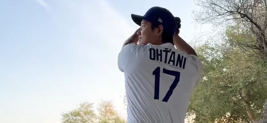 大谷翔平がトルネード投法！？フォトデーに見せたサービスショット！