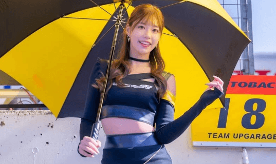 「イエローパラソルを持つメガ美女」あのレースクイーン、太陽もかすむ美麗ショットにファン大歓喜！