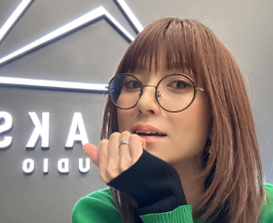 hitomiが最新ショットを披露「春はまだかな？」