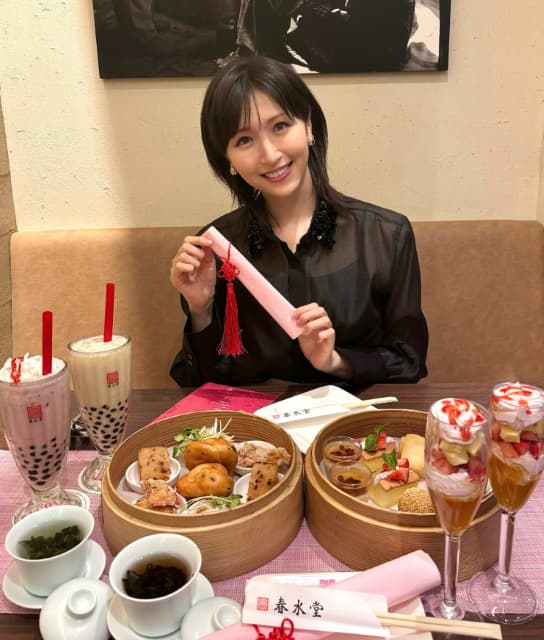 横山ルリカ、春分の日に友人と苺アフタヌーンティーに「大満足の美味しさ」と笑顔