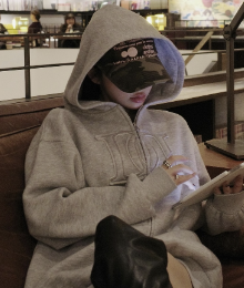 齊藤早紀、ダル着パーカー姿でリラックス！体調不良も美しさ溢れるカフェタイム！