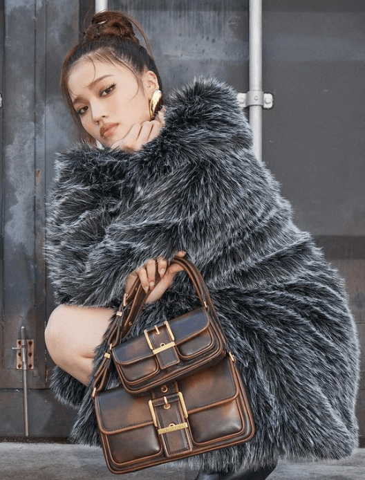 「可愛すぎる…」メガ級の美女インフルエンサー”セイラ”、ラブリーなラグジュアリーショットを公開でファンうっとり