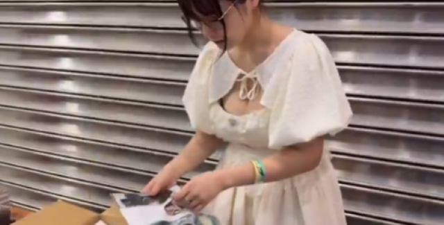 「スタッフさんと東雲でセットを組んでます」グラビアアイドル・東雲うみがコミケ会場で準備万端！