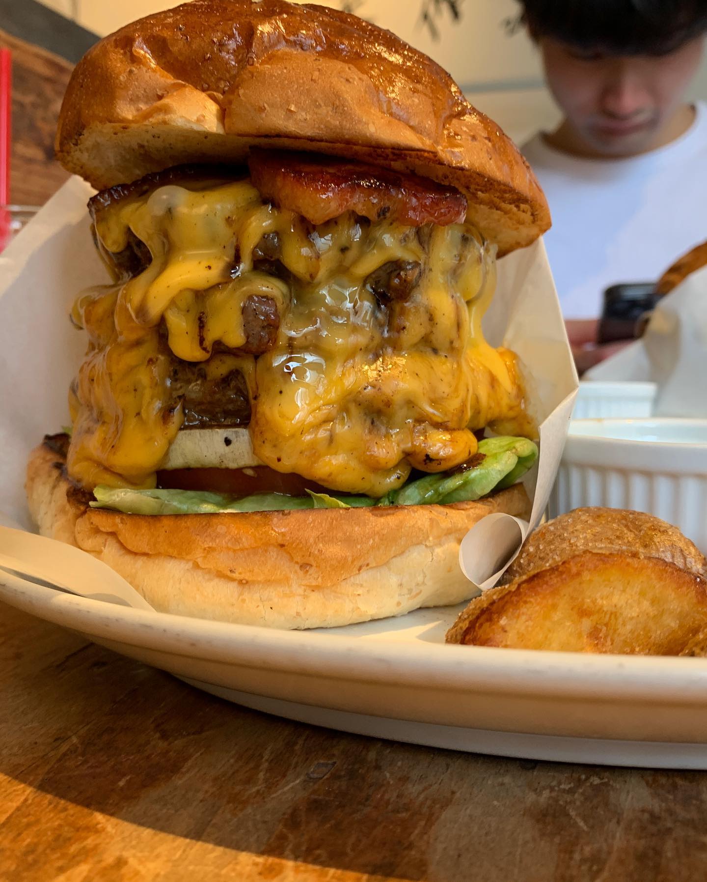 飯テロ注意 巨大チーズバーガーの魔力にかかる男バレ二人組 話題の投稿 スポーツブル スポブル