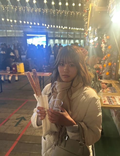 珍しい“真顔ショット”にファン歓喜！美人ビーチバレー選手・菊地真結がイルミネーション満喫