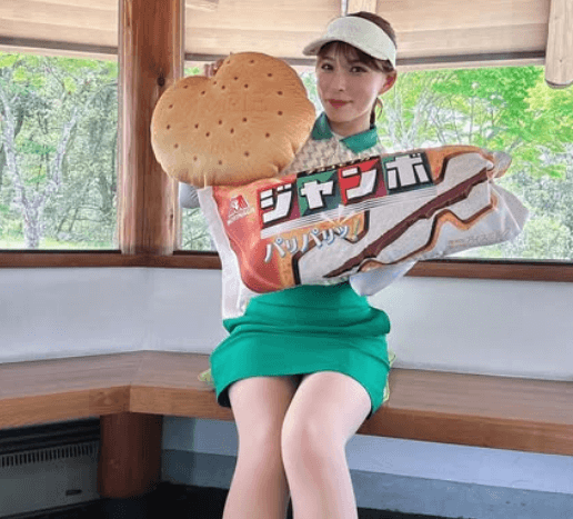 元アイドルのゴルフ美女子、ギガ級にビッグな”モナカ・ショット”を披露！ファン驚愕「これ程チョコモナカジャンボが似合う女性が居たとは」