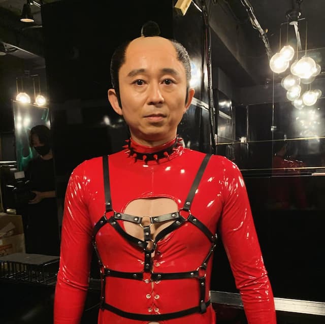 有吉弘行、謎の衣装で“あの大役”を報告！