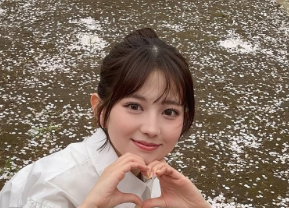 せきぐちりさ、桜の花びらで“ハート”を演出！春の終わりに贈る一枚が「可愛すぎる」と話題に！
