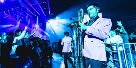 「貫禄と熱気が横アリを包んだ！」谷中敦、ライブステージショットにファン大興奮！