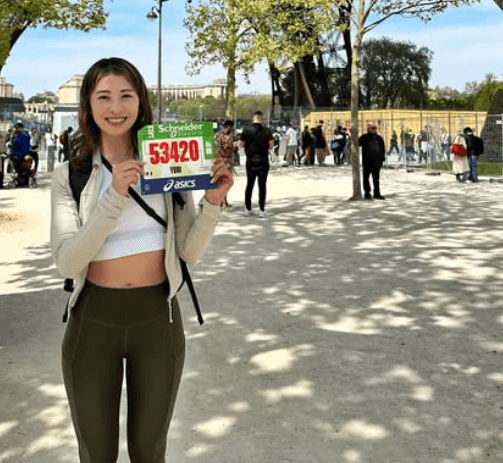 「明日、夫とパリマラソン走るよ！」美女ランニングタレント、”大会前の美麗ショット”にファン歓喜！「いいぞ、おしどりランナー」