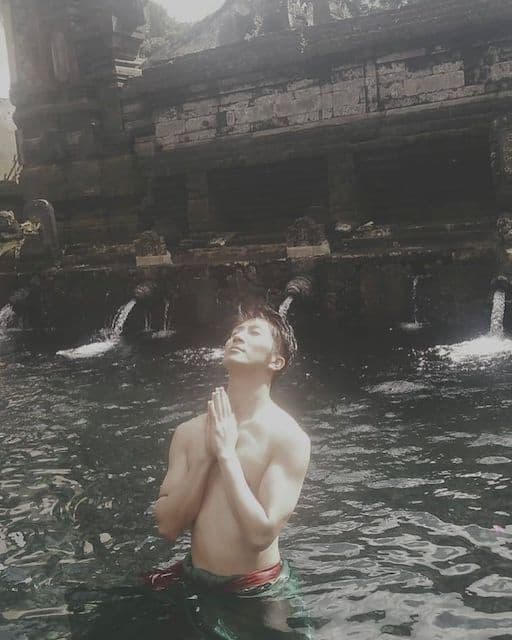 「筋肉やば…かっこよすぎ」大人気アイドルが海外ロケの様子を大公開し話題に