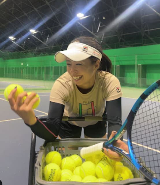 テニス美女・園田彩乃　テニスボールを使って、、、「はいポーズ！」ファンからは可愛いと話題！