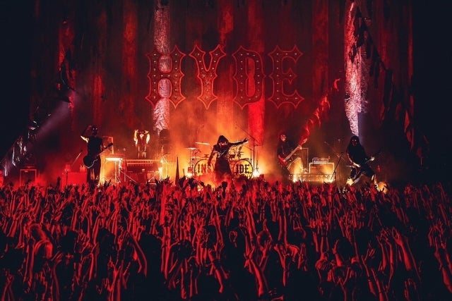 会場を真紅に染め上げたHYDEの世界、羽田2日目が魅せた極限の熱狂