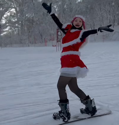 「美女サンタさんが滑ってる！」話題のカービング・アイドル、ミニタイツ・コスのスノボムービーに大反響！「こんなの初めて見た」