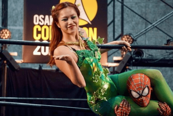 「開脚すごい！」美女プロレスラー、”必殺4の字固め”を決め人気アメコミキャラ悶絶！？ファン大白熱「めっちゃ目が合って嬉しかった」