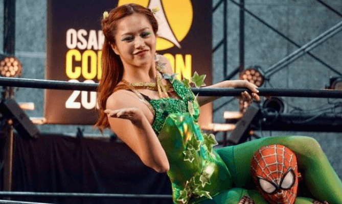 「開脚すごい！」美女プロレスラー、”必殺4の字固め”を決め人気アメコミキャラ悶絶！？ファン大白熱「めっちゃ目が合って嬉しかった」