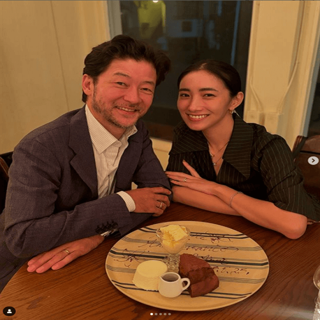 幸せ満点！中田クルミが浅野忠信とのバースデーショットを公開