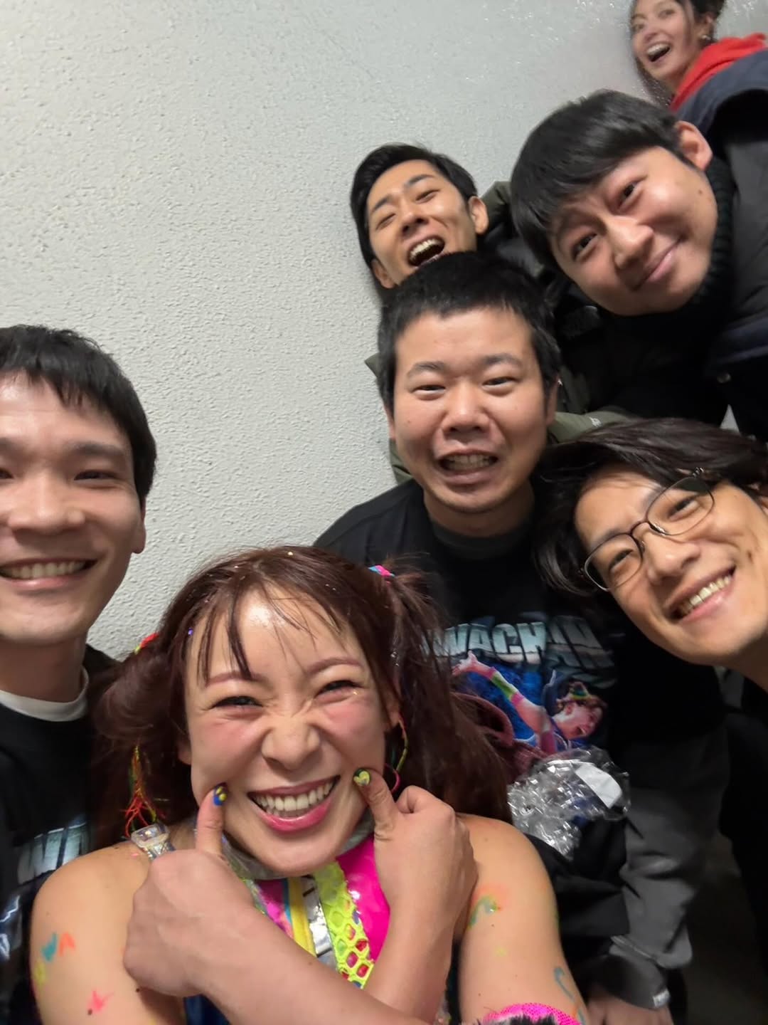 再デビューのフワちゃん、芸人らと豪華仲良しショット