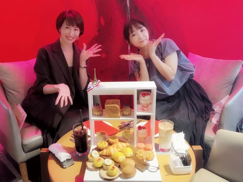 スイーツがいっぱい！？名塚佳織が堀江由衣とアフタヌーンティー