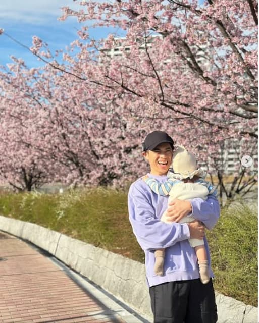 小島よしおが満開の桜をバックに子供を抱き抱えるショットを投稿！