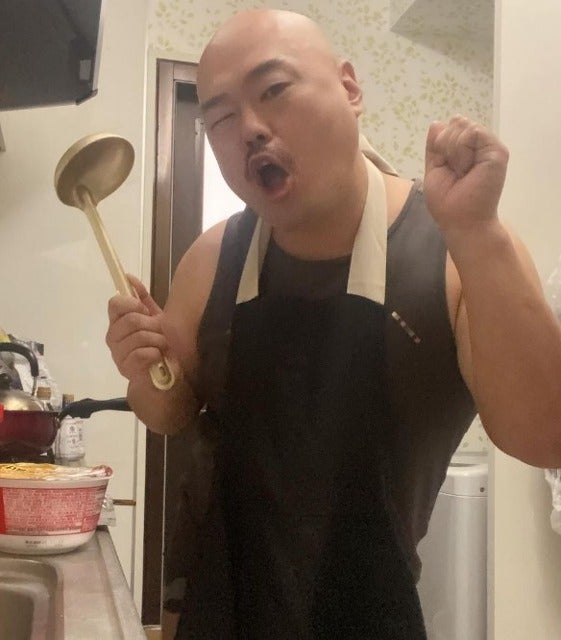 「お料理するしんよー！！」クロちゃんが赤いきつねにお湯入れる！