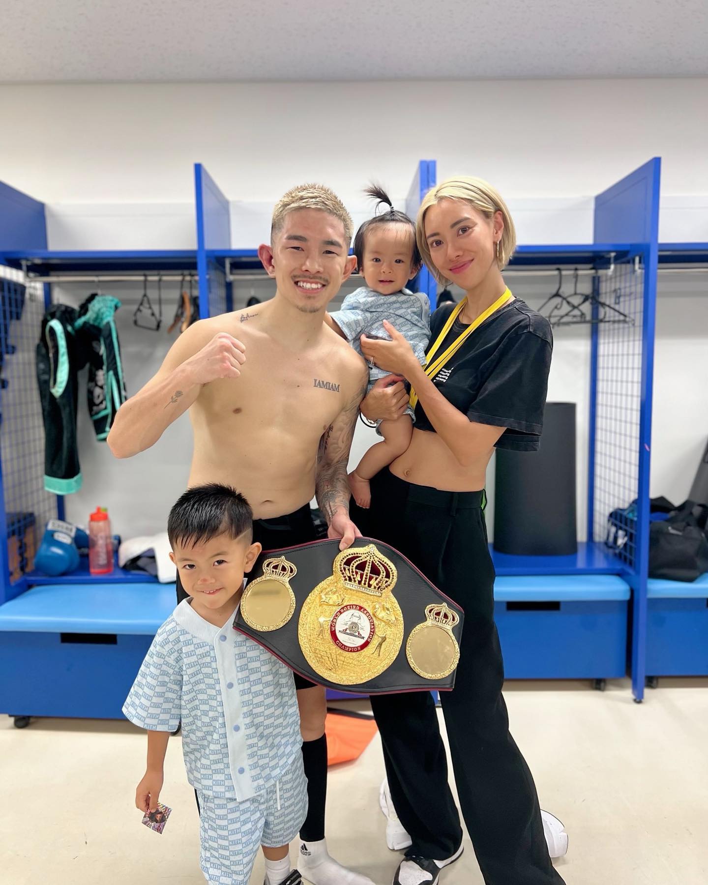 「#長男顔面ズリ剥け」井岡一翔のファミリーショットが話題📸