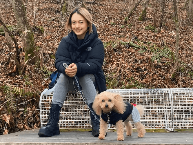 「ラブさん乗せてみた」モデル兼任の美女レーサーが軽井沢へ！ワンコとの”お戯れ・癒し”ショットを公開