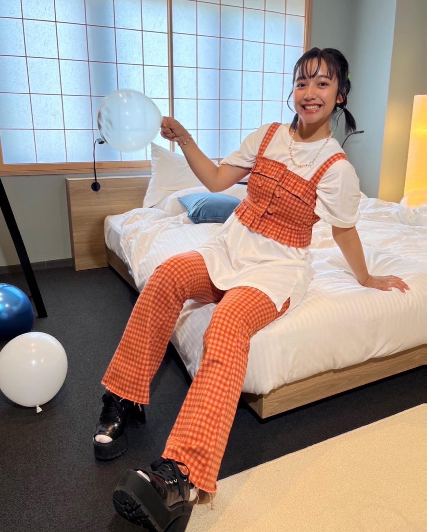 山之内すずさん、可愛過ぎる秋服ショットにファン悶絶💘 「愛らしいですね。大好きです💕」