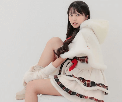 「可愛すぎて一年中着たいのよ…」あの人気ラウンドガール、”2段のフリフリ・ミニ美脚”ショットを披露しファン感激の涙を流す！