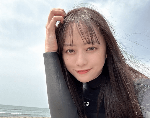 「美白美人」サーフィン美女子・佐久間りさ、砂浜で魅せた”ウエットスーツ・ショット”が美だと話題に！「完璧〜美女」