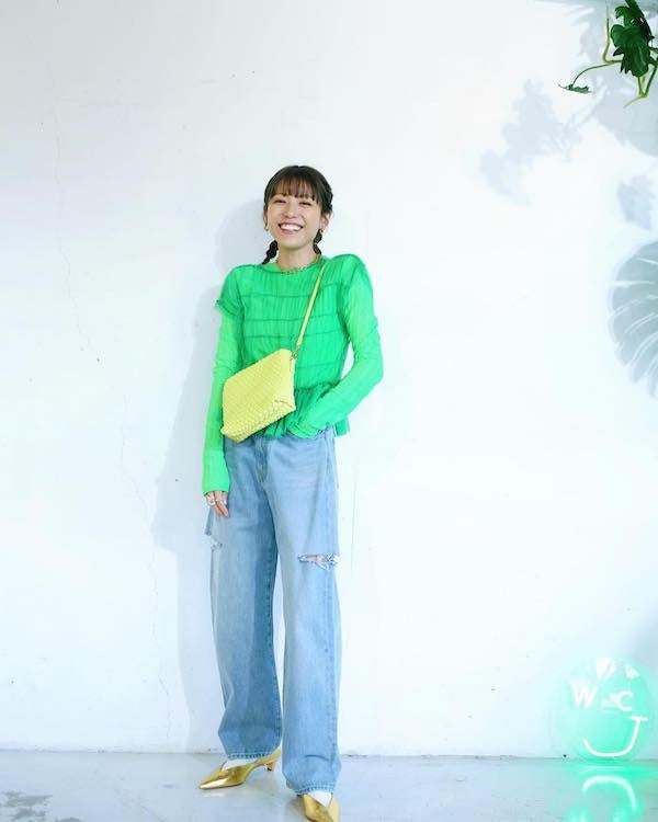 若槻千夏がネオングリーンを使ったコーディネートを披露！