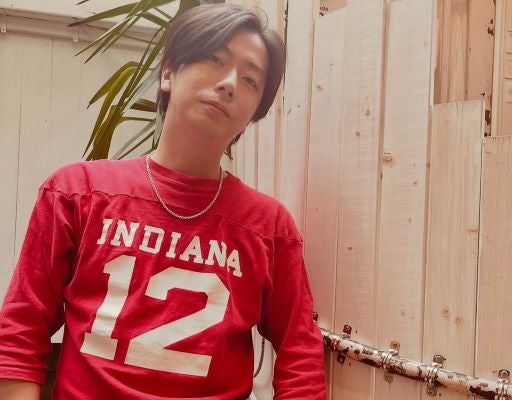 河合郁人、赤が映えるアメカジで魅せる大人の余裕。ヴィンテージ感漂う佇まいに惹きつけられる