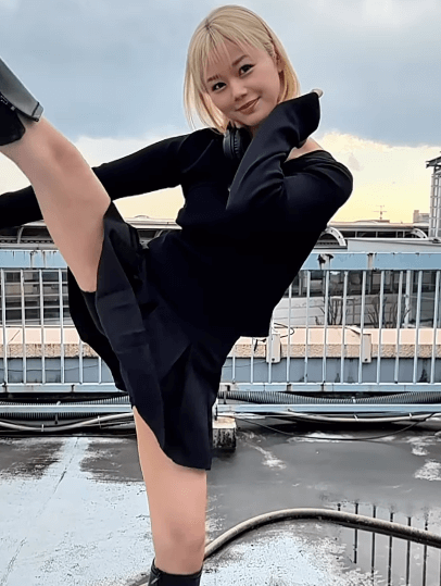 「可愛い、美しい上段蹴り！」話題の金髪美女空手家、屋外のハイキックムービーにファン悶絶！「格好いい、セクシー」