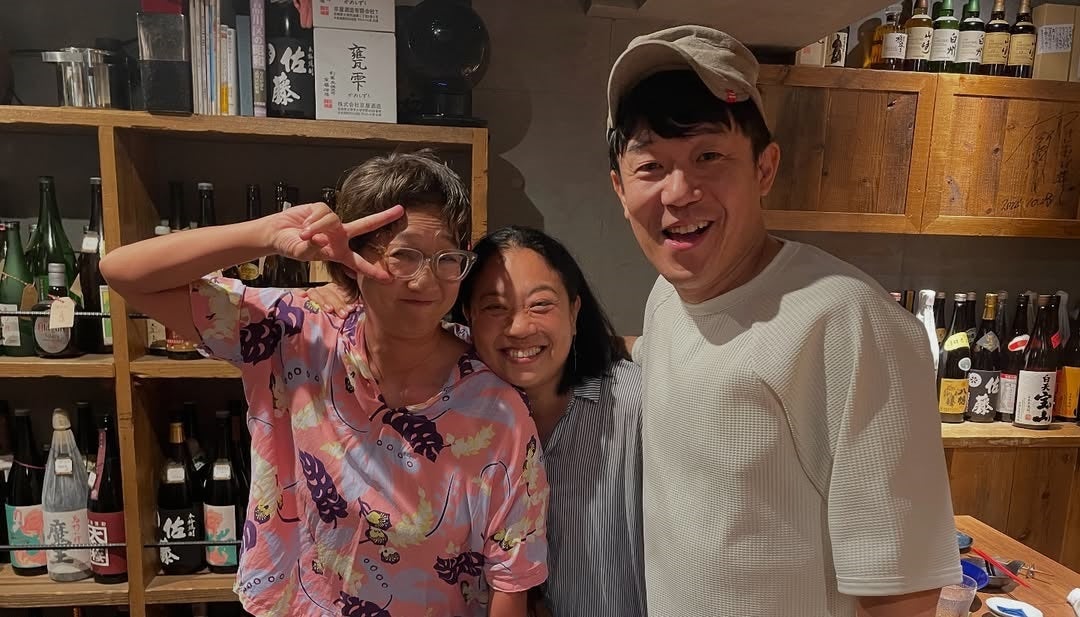 癒しと笑顔！ペナルティヒデ、お笑い女性芸人とのショットに、バス旅したくなる！！